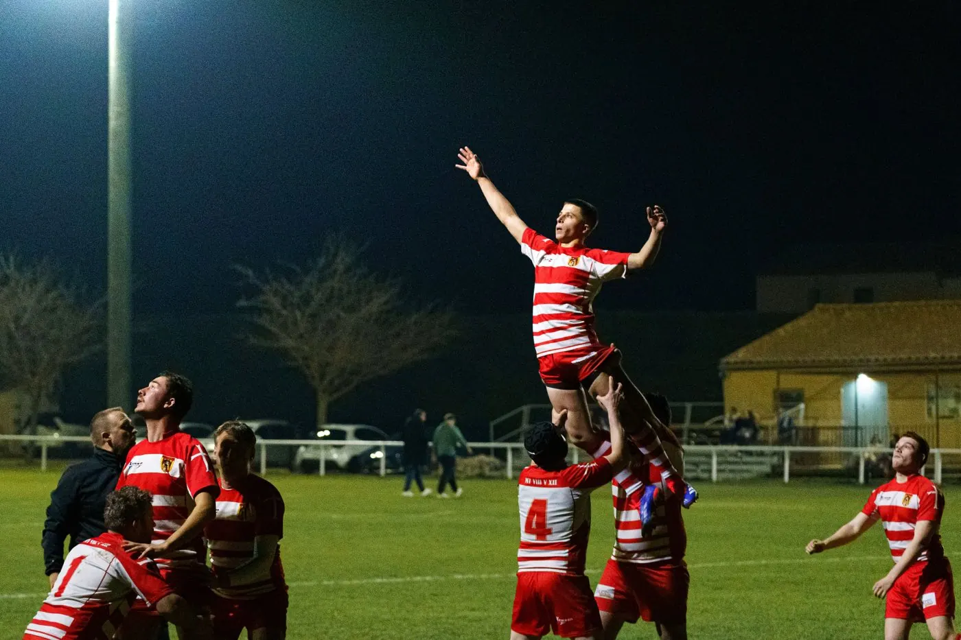 Les joueurs disputent une touche lors d’une rencontre de rugby